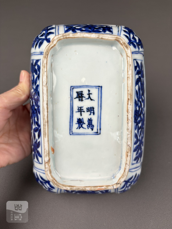 明万历 青花开光花鸟云龙纹倭角盖盒 - 图20